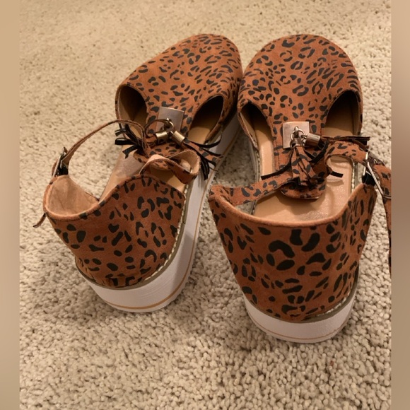 (NWOT) Cheetah Pattern Sandals - Picture 5 of 8